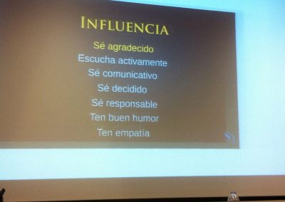 “LIDERAZGO ES INFLUENCIA. La habilidad de influir en las personas con la comunicación”