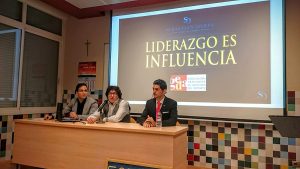 “LIDERAZGO ES INFLUENCIA. La habilidad de influir en las personas con la comunicación”