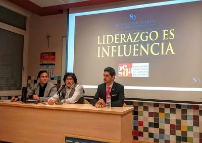 “LIDERAZGO ES INFLUENCIA. La habilidad de influir en las personas con la comunicación”