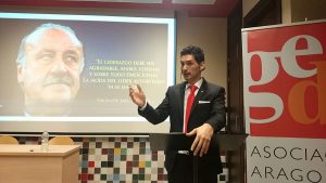 “LIDERAZGO ES INFLUENCIA. La habilidad de influir en las personas con la comunicación”