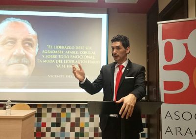 “LIDERAZGO ES INFLUENCIA. La habilidad de influir en las personas con la comunicación”