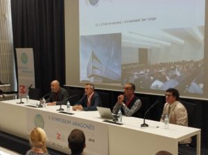 El Symposium se inició con una mesa de apertura en la que participaron Fernando París Roche(Vicepresidente de FAGDE), Francisco J. de Diego Pagola (Director General del Deporte Gobierno de Aragón), José Luis Arjol (Universidad San Jorge) y Kike Pérez Chaparro (Presidente de GEDA).