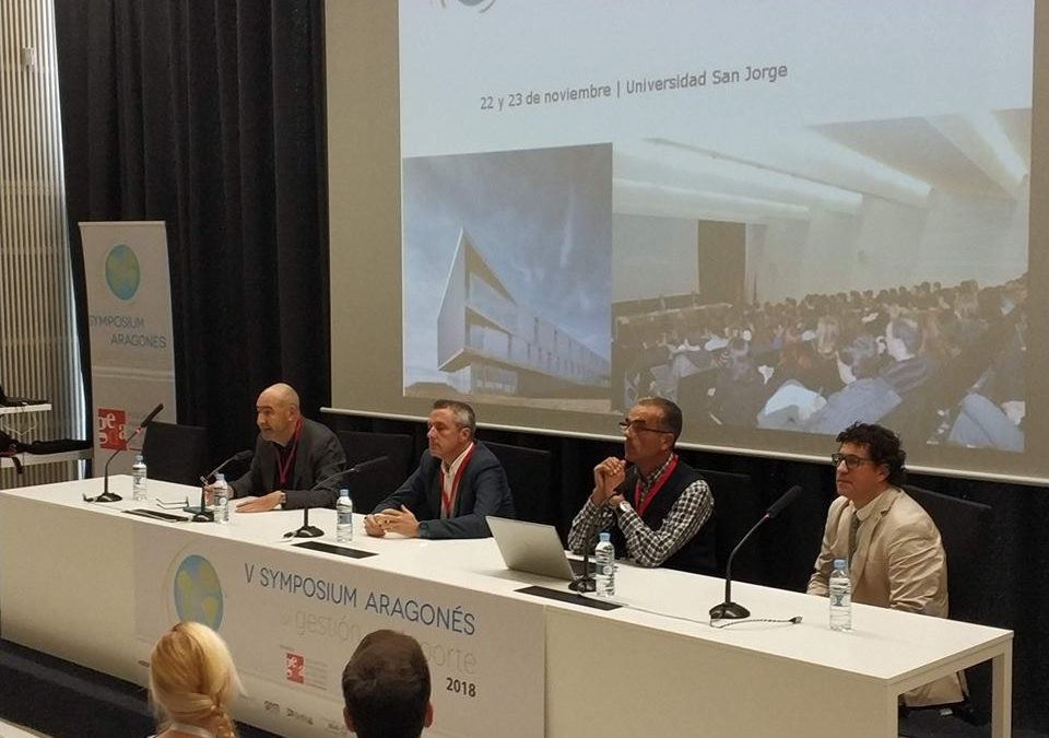 El Symposium se inició con una mesa de apertura en la que participaron Fernando París Roche(Vicepresidente de FAGDE), Francisco J. de Diego Pagola (Director General del Deporte Gobierno de Aragón), José Luis Arjol (Universidad San Jorge) y Kike Pérez Chaparro (Presidente de GEDA).