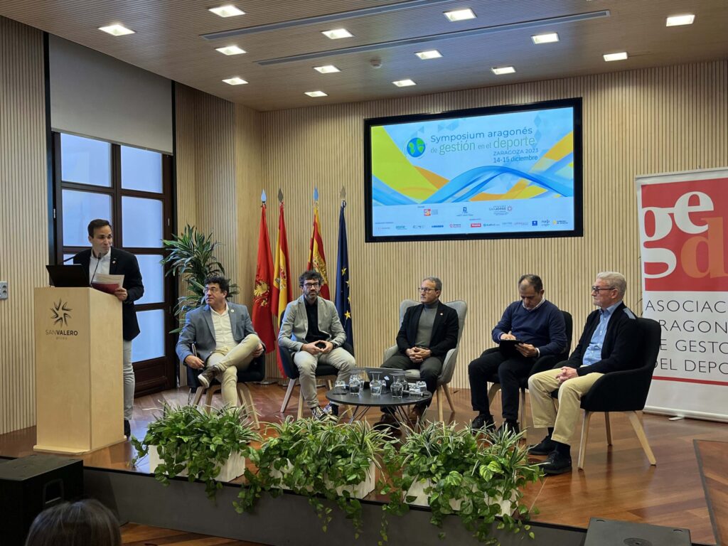 El Symposium Aragonés de Gestión en el Deporte, el mayor evento de gestión deportiva en Aragón, ha puesto el foco en su octava edición en tres áreas: el deporte en el entorno laboral, la influencia de la Inteligencia Artificial y la calidad de eventos deportivos.