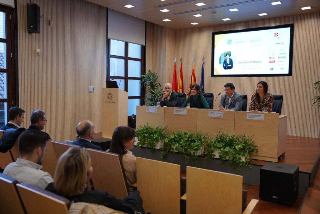 El Symposium Aragonés de Gestión en el Deporte, el mayor evento de gestión deportiva en Aragón, ha puesto el foco en su octava edición en tres áreas: el deporte en el entorno laboral, la influencia de la Inteligencia Artificial y la calidad de eventos deportivos. Celebrada durante los días 14 y 15 de diciembre, ha estado organizado por la Asociación Aragonesa de Gestores del Deporte (GEDA), la Universidad San Jorge, a través de su grado en Ciencias de la Actividad Física y del Deporte, y la Federación de Asociaciones de Gestión del Deporte de España (FAGDE).