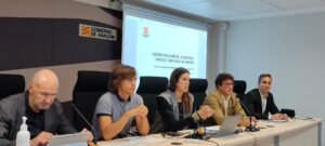 Actualizado 23/10/2024 09:30 Educación, Cultura y Deporte Reunión con el sector sobre la creación del Clúster Aragonés del Deporte. Reunión con el sector sobre la creación del Clúster Aragonés del Deporte. La Dirección General de Deporte del Gobierno de Aragón ha iniciado ya los trabajos para crear el Clúster Aragonés del Deporte, con el objetivo de potenciar el sistema deportivo de la comunidad y maximizar su impacto económico y social, tal y como ha explicado la directora general de Deporte, Cristina García. La directora general ha mantenido una reunión esta semana con empresas punteras del sector deportivo en Aragón, responsables de entidades deportivas y agrupaciones clave a nivel nacional, representantes de ayuntamientos, encargados de gestionar los servicios públicos deportivos, y representantes de las universidades aragonesas para explorar la creación del clúster. En el encuentro, Cristina García ha estado acompañada por el presidente de la Federación de Asociaciones de Gestión del Deporte de España (FAGDE), Fernando París, y de los representantes de la Asociación Aragonesa de Gestores del Deporte (GEDA), Jesús Gimeno y Enrique Pérez.